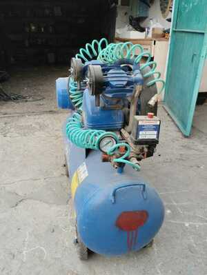 Продам воздушный компрессор 2-х поршневой,к нему шланг и пистолет для краски.