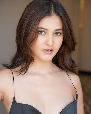 Call Girls In Akshar Dham 𝟗𝟕𝟏𝟏𝟎𝟏𝟒𝟕𝟎𝟓 Escort Service