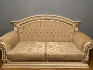 Срочно продается роскошный, классический диван в хорошем состоянии