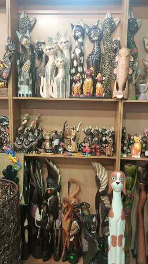 Сувениры и предметы декора из Индонезии.