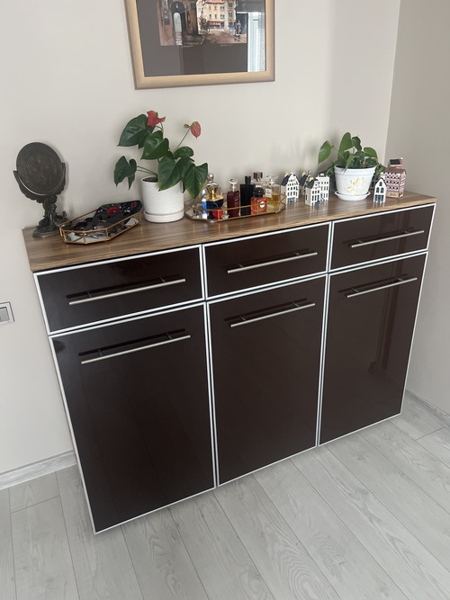 Универсальный шкаф доя гостиной или кухни.