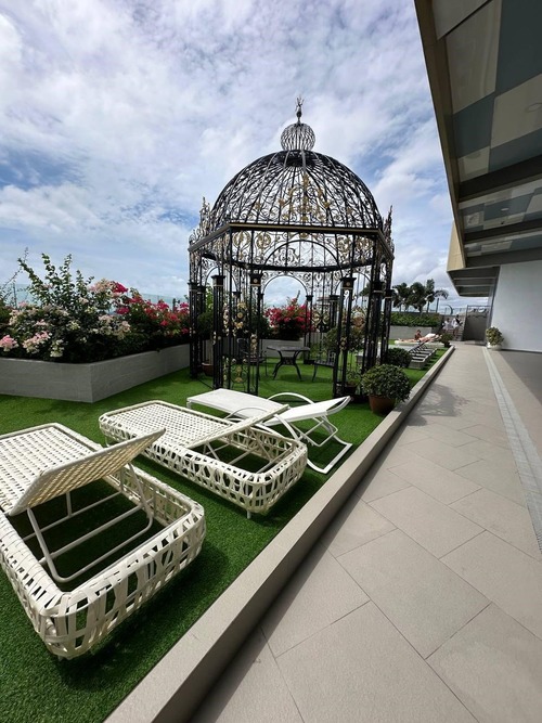 Евгения и Дмитрий — русскоязычные специалисты по недвижимости в Паттайе