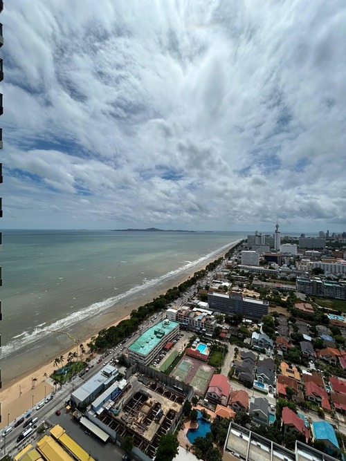 Евгения и Дмитрий — русскоязычные специалисты по недвижимости в Паттайе