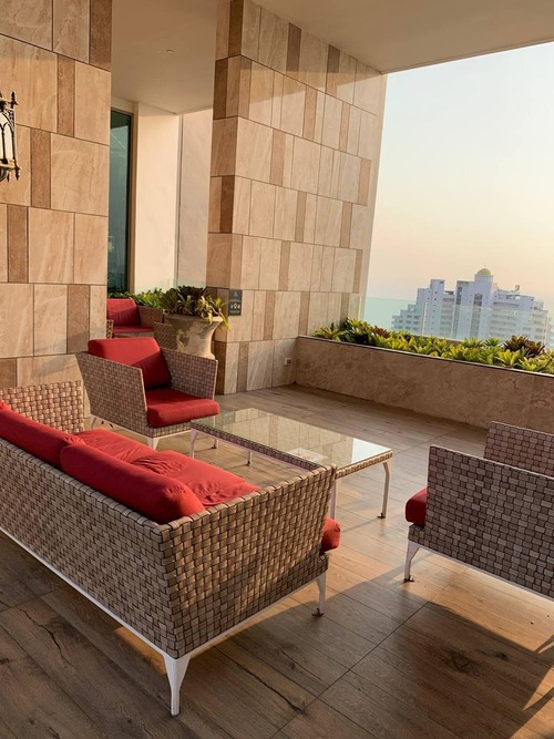 Евгения и Дмитрий — русскоязычные специалисты по недвижимости в Паттайе