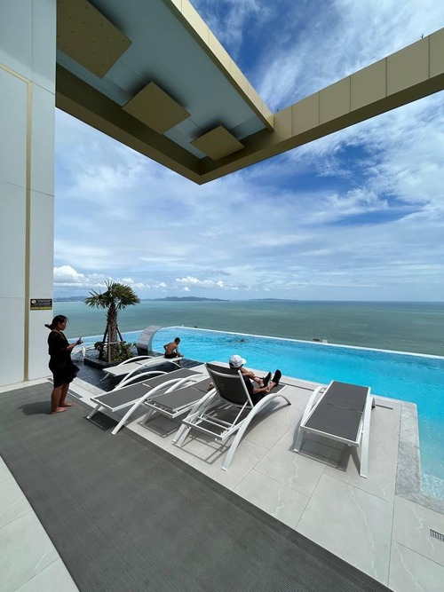 Евгения и Дмитрий — русскоязычные специалисты по недвижимости в Паттайе