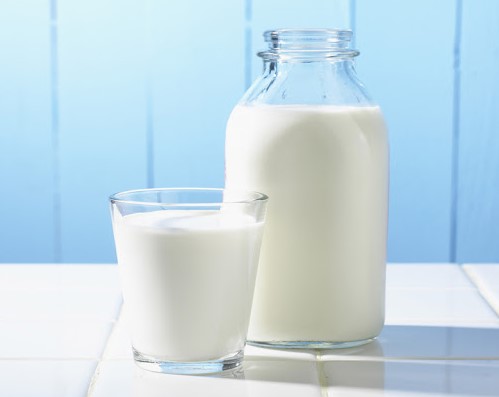 Фото домашнего молока в стакане и в графине
